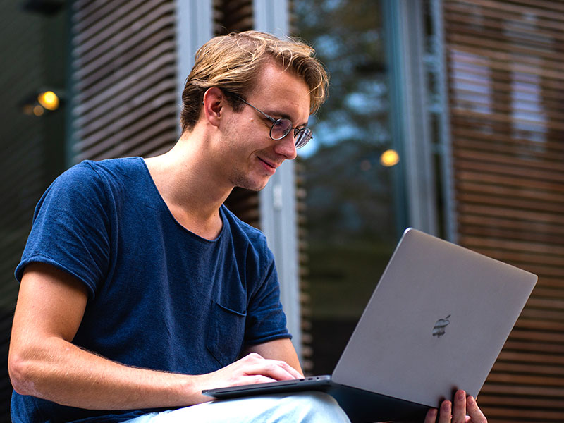 pexels buro millennial 1438081